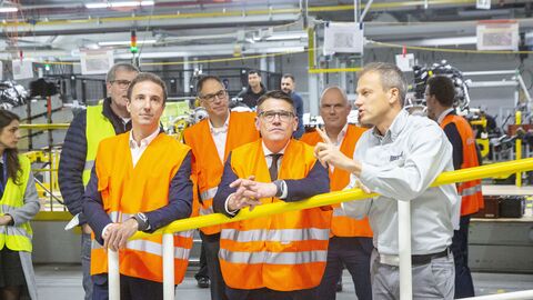 CEO Florian Huettl mit Ministerpräsient Boris Rhein und Werksleiter Piieter Ruts