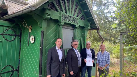 (von links nach rechts) Torsten Leveringhaus (MdL), Staatssekretär Michael Bußer, Prof. Dr. Wolfgang Martin (1. Vorsitzender des Vereins Darmstadtia e.V.) und Gudrun Deutschler (Mitglied des Vereins Darmstadtia e.V.)