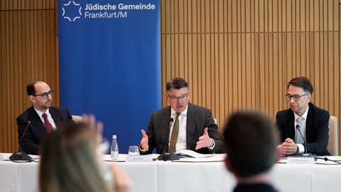 Ministerpräsident Boris Rhein und Justizminister Christian Heinz sitzen an einem Tisch bei der Vorstellung des Gesetzentwurfs.