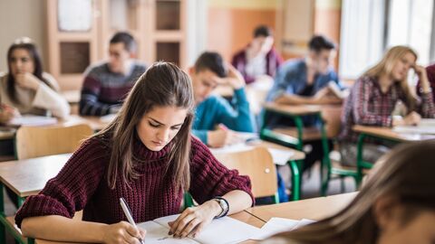Schülerinnen und Schüler schreiben eine Prüfung.